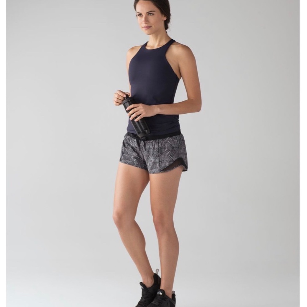 Lululemon Hotty Hot Short (2.5" ) Formation Alpine White Black / Black